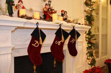 The O'Byrne Gallery was beautifully decorated for the holiday season.