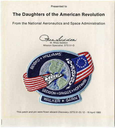 NEW DAR Daughters of the American Revolution Oval Logo Flag Star Pin 