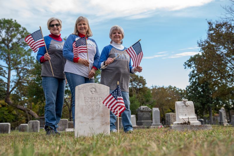 DAR members volunteering clean up cemetery