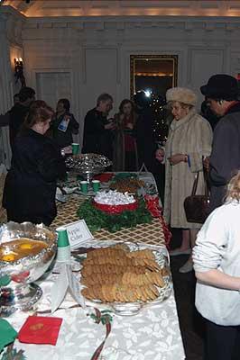 Guests enjoy hot chocolate, cider and cookies in the O’Byrne Gallery.