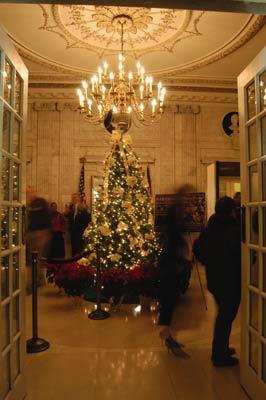 The grand entrance into the Pennsylvania Foyer immediately introduces guests to the historic elegance of DAR Memorial Continental Hall.