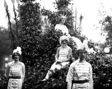 In 1928, queens of the Tournament of Roses were not school girls but were women of distinction in the community. Harriet Sterling was chosen to represent America in the 1928 parade where the theme was “States and Nations in Flowers.” She wore a many-pronged crown as “America Enthroned.” Harriet Sterling, a high school teacher was at the time Regent of the Martin Severance Chapter of the Daughters of the American Revolution. Sterling later was a member of the Board of Education.