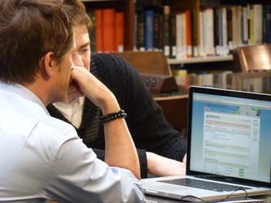 Rob Lowe looking up his ancestor on the DAR Genealogical Research System (GRS).