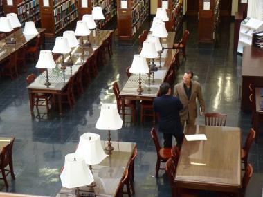 Upon entering the DAR Library, Bill Paxton meets the independent genealogist who will be telling him about his ancestor.