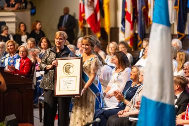 Jonna Mendez accepts Patriot Award from President General Wright