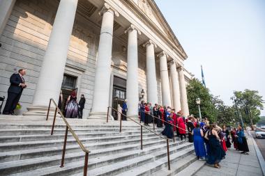 Crowd outside of Constitituion Hall