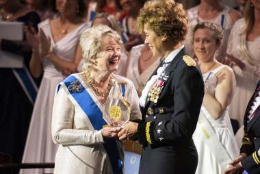 President General Ann Dillon presents Army Surgeon General LTG Nadja West with the Margaret Cochran Corbin Award honoring distinguished women in military service.
