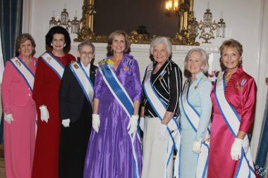 DAR President General Lynn Young (center) gathers with Honorary Presidents General (L to R) Linda Calvin, Linda Watkins, Ann Fleck, Deanie Kemper, Presley Wagoner, and Merry Ann Wright.