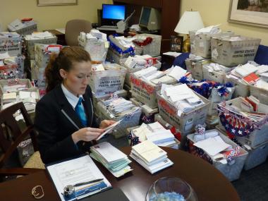Throughout the week of Congress, DAR members delivered letters to military personnel that their chapters and communities had gathered in an attempt to set a World Record. The official GUINNESS WORLD RECORDS Adjudicator then counted and checked the letters to confirm if DAR had set a World Record.
