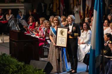 Head of Coast Guard accepts award from DAR President