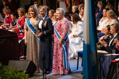 Air Force veteran accepts award from President and Vice President of the DAR 