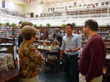 During a break from filming Rob Lowe chats with former DAR Director of Genealogy, Terry Ward (left), and current DAR Director of Genealogy, Darryn Lickliter (right).
