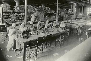 Knitting Instructors, Mary Isham Keith Chapter, D.A.R., Fort Worth, Texas - May 1918 Courtesy of the New York Public Library www.nypd.org During World War I, Mary Isham Keith Chapter members supported the war effort by serving as knitting instructors for the Red Cross. The chapter contributed 470 knitted garments to American soldiers (more than any other chapter in the state).